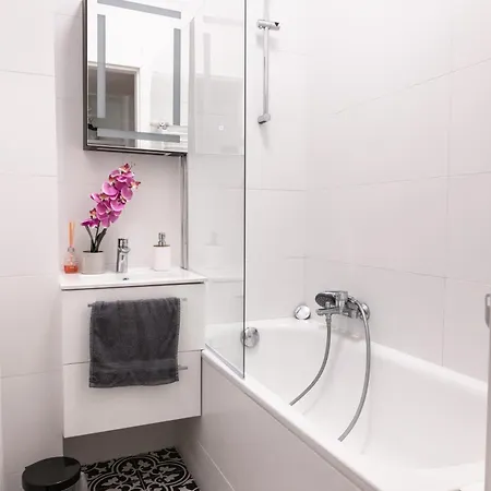 Clicktheflat Krucza Center Varşova