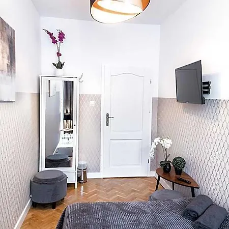 Hostel Clicktheflat Krucza Center